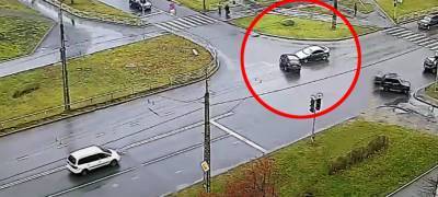 Авто участников жесткого ДТП в Петрозаводске раскидало по проезжей части (ВИДЕО)