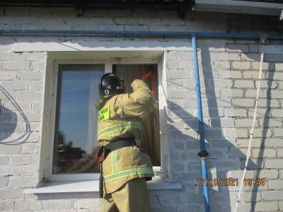 Спасатели вскрывали окно в доме, где находился беспомощный мужчина