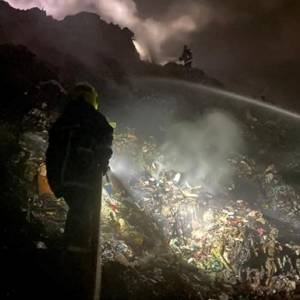 Под Ровно произошел пожар на мусорной свалке. Фото