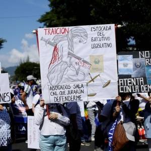 В Сальвадоре тысячи человек протестовали против биткоина и президента. Фото