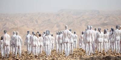 Сотни голых людей позировали художнику на Мертвом море (фото)
