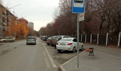 В Тюмени водители превратили остановку на Котовского в стоянку машин