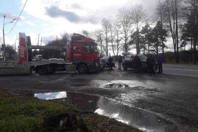 На трассе в Тверской области произошла тройная авария с фурой
