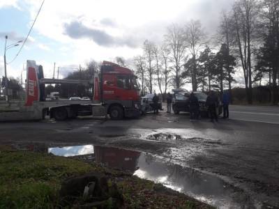Пожилая женщина пострадала в столкновении двух легковушек и автовоза на трассе М10 в Тверской области