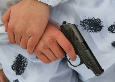 Полицейские во время рейда в Купчино изъяли пистолет у мигранта