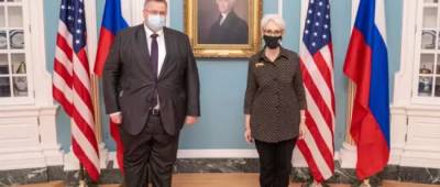 Вице-премьер России из-за костюма оконфузился на встрече с заместителем госсекретаря США