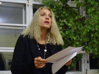 Театр в Кемерово объяснил отмену концерта поэтессы-"иноагента" ее решением