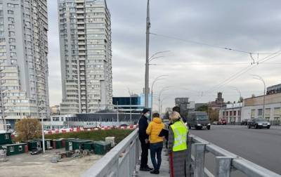 В Киеве правоохранители проводят осмотр Шулявского моста