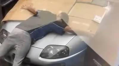 Мужчина собственным телом защитил любимый автомобиль от града (Видео)