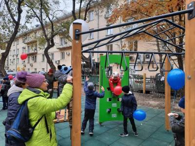 Дождались: в центре Новосибирска появилась новая детская площадка