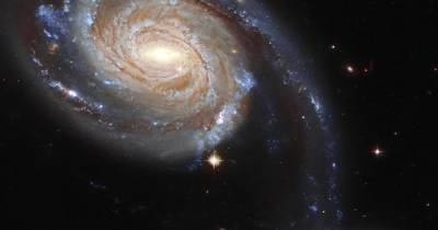Вынесен смертный приговор. Хаббл сфотографировал галактику на пороге катастрофы - focus.ua - Украина