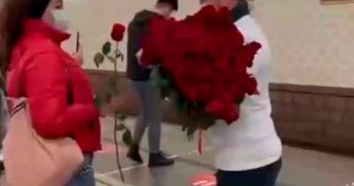 Дагестанец раздал розы пассажиркам московского метро