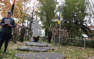 В Киеве открыли памятный крест в честь Бандеры