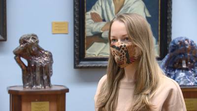 Национальных художественный музей выпустил коллекцию масок с картинами