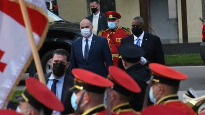 Глава Пентагона прибыл в Грузию в разгар протестов оппозиции
