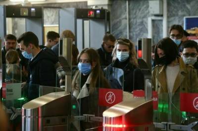 Пассажиров московского общественного транспорта начнут штрафовать за спущенную маску