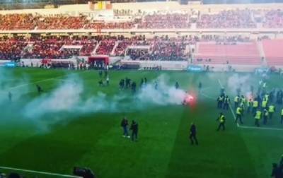 Фанаты массовой дракой сорвали матч в Словакии