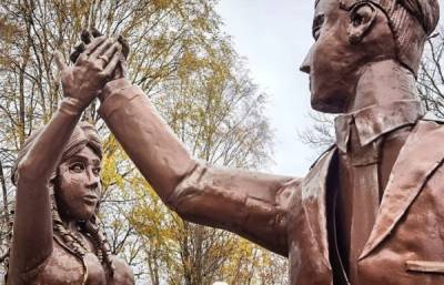 Жириновский похвалил раскритикованный горожанами памятник молодожёнам в Павлове