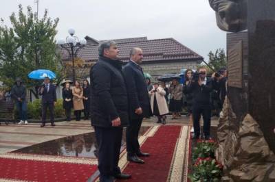 В Баксане открыли памятник первому президенту КБР Валерию Кокову