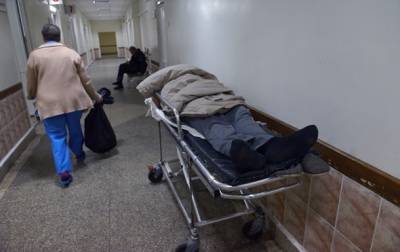 В Крыму на пациентку больницы обрушился потолок