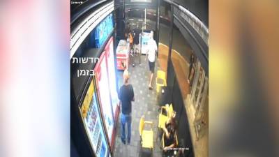 Видео: в Йокнеаме братья изрезали мужчину ножами в магазине на глазах у посетителей