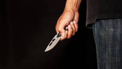 "Они шумели под окном": житель Петах-Тиквы решил угомонить подростков и вышел из дома с ножом