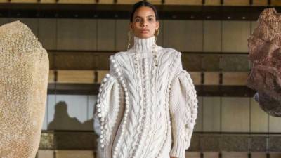 Белое вязаное платье – идеальный выбор для холодной погоды