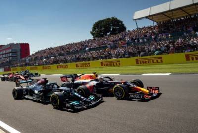 Mercedes vs Red Bull – чьи шансы выше в оставшихся гонках
