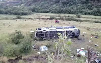 В Эквадоре упал в пропасть пассажирский автобус, 11 жертв