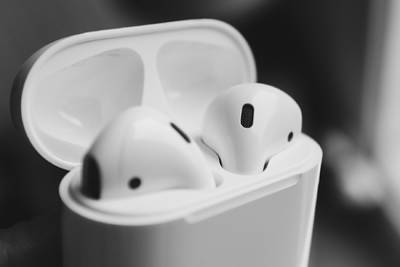 Apple выпустила новые AirPods с защитой от воды
