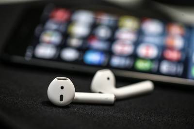 Apple представила новые наушники AirPods