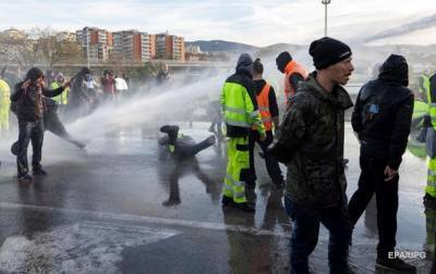 В Италии протест антивакцинаторов разогнали водометами