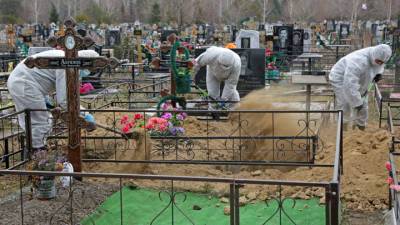 Цены на гробы сильно растут: почему в России так свирепствует коронавирус