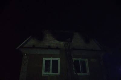 Люди вышли из горящего дома в Тверской области