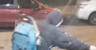 Россиянин скрылся с места преступления на детской коляске и попал на видео