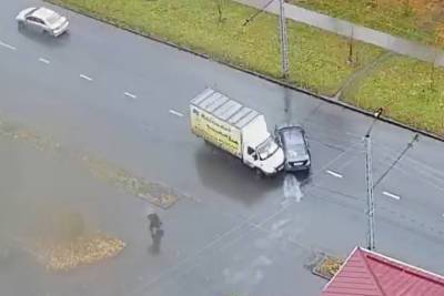 На проспекте Александра Невского легковушка подставилась под грузовик