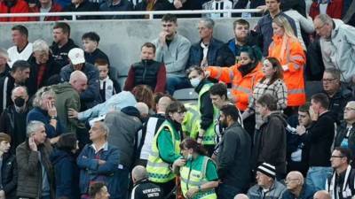 Оказавшийся рядом врач спас футбольного фаната во время матча
