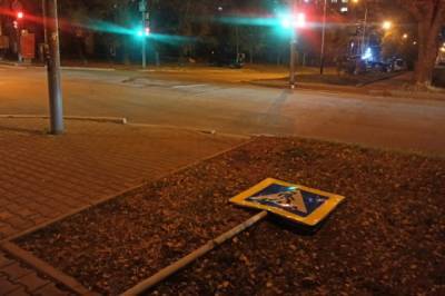 В центре Хабаровска вандалы сломали дорожный знак