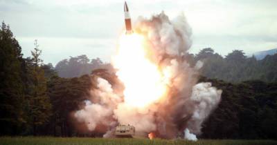 Премьер Японии заявил о запуске КНДР двух баллистических ракет