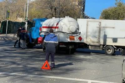 В центре Хабаровске водитель ЗИЛа проехал на красный врезался в газовоз