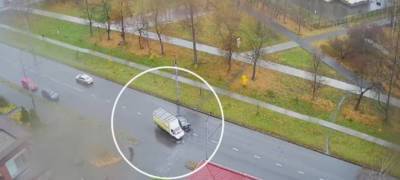 Легковушка и грузовик столкнулись у храма Александра Невского в Петрозаводске (ВИДЕО)