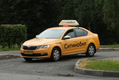 Агрегаторы такси начали взимать с клиентов сервисный сбор