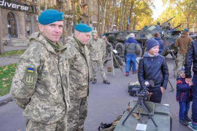 Казус в Николаеве: Украинского школьника словами «Мы не ВДВ» поправили во время его поздравления бойцов в голубых беретах