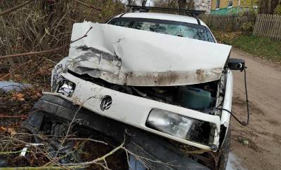 В Поставском районе «Фольксваген» влетел в дерево — водитель погиб
