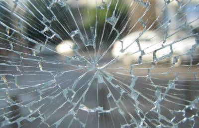 Вандал, разбивший стекло в автобусе в Твери, заплатит штраф