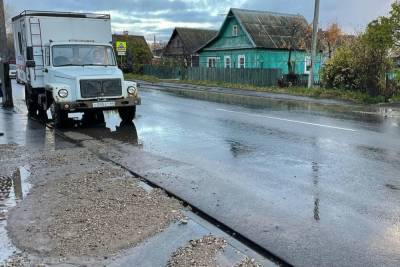 Водопроводную трубу прорвало на улице Максима Горького в Пскове