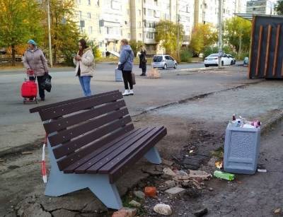 В Челябинске снесенный киоск вернули на место, сдвинув установленные лавочки