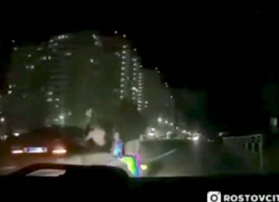 Легковушка на дикой скорости сбила женщину на переходе в Ростове, водитель скрылся (видео)