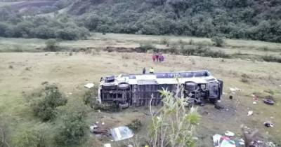 Упал в пропасть: в аварии автобуса в Эквадоре погибли 11 человек