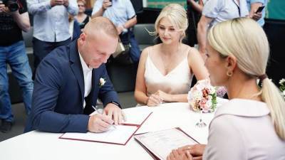 Столичные ЗАГСы приняли около 2,5 тысячи заявлений на регистрацию брака на 2022 год